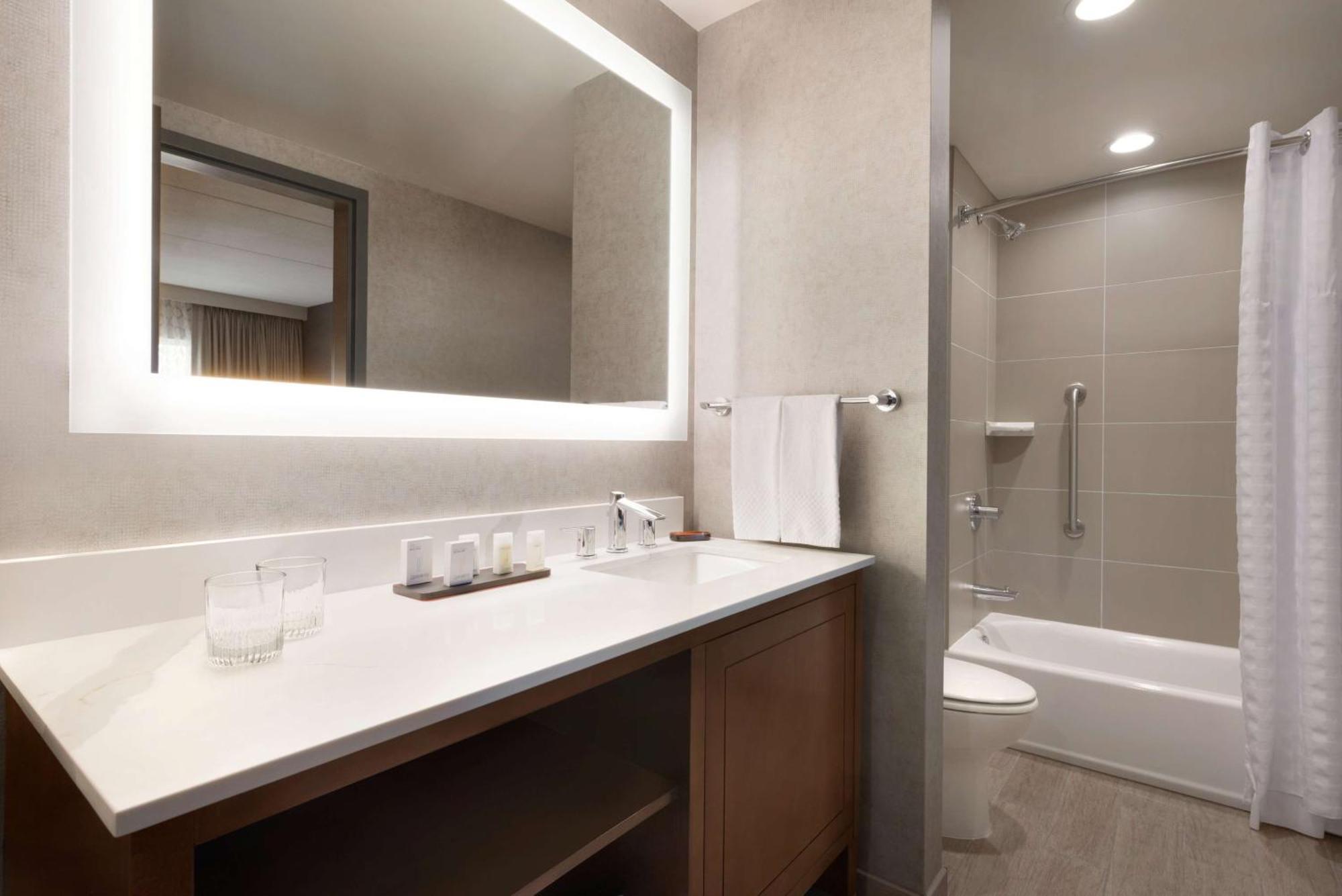 Embassy Suites By Hilton Chicago Нейпървил Екстериор снимка